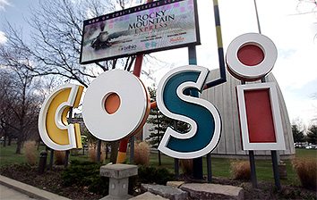 A sign with the word cosi in front of it.