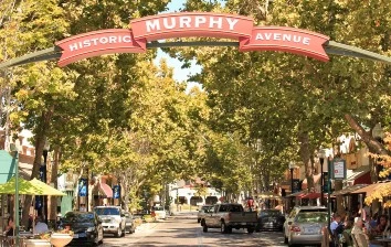 A street in Murphy, California with a sign that says Murphy, perfect for Sunnyvale corporate events.